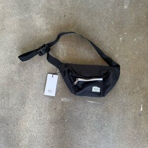 NWT Herschel Fanny Pack Seventeen Black One Size